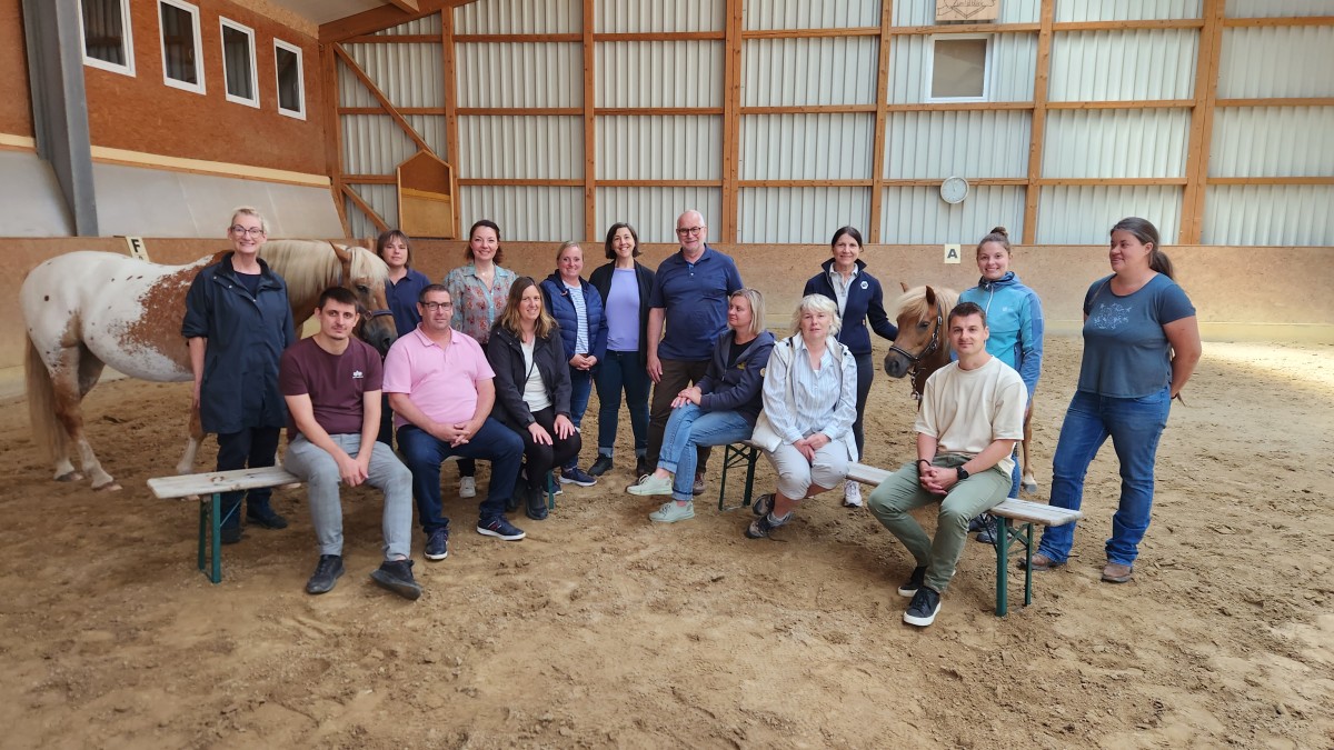 Teilnehmer beim Frustkiller-Freitag in der Reithalle der Reitanlage Reuscher, Rennerod. Foto: Wirtschaftsf�rderungsgesellschaft Westerwaldkreis mbH (wfg), Katharina Schlag