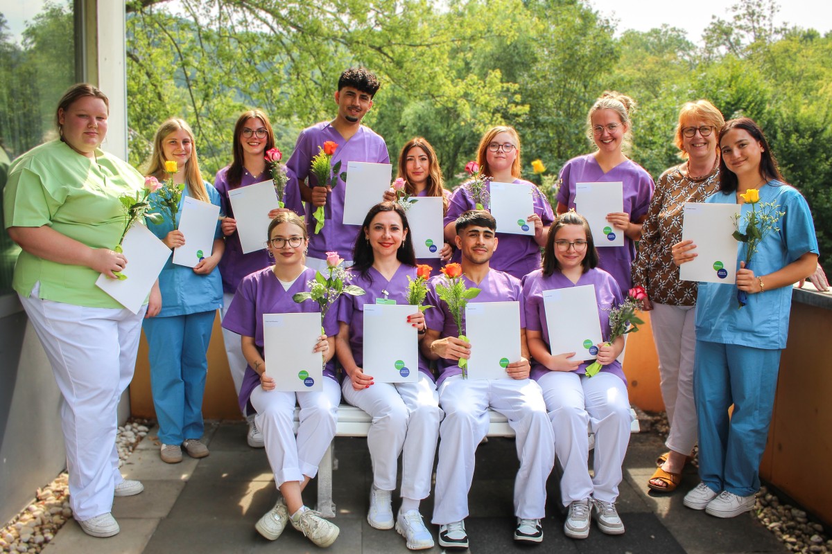 Geschafft: An der Schule f�r Pflegeberufe am Diakonie Klinikum in Kirchen freuen sich die zw�lf frisch gebackenen Gesundheits- und Krankenpflegehelfer mit ihrer Kursleiterin Ursula Br�hl (zweite von rechts) �ber ihr bestandenes Examen. (Foto: Diakonie in S�dwestfalen)