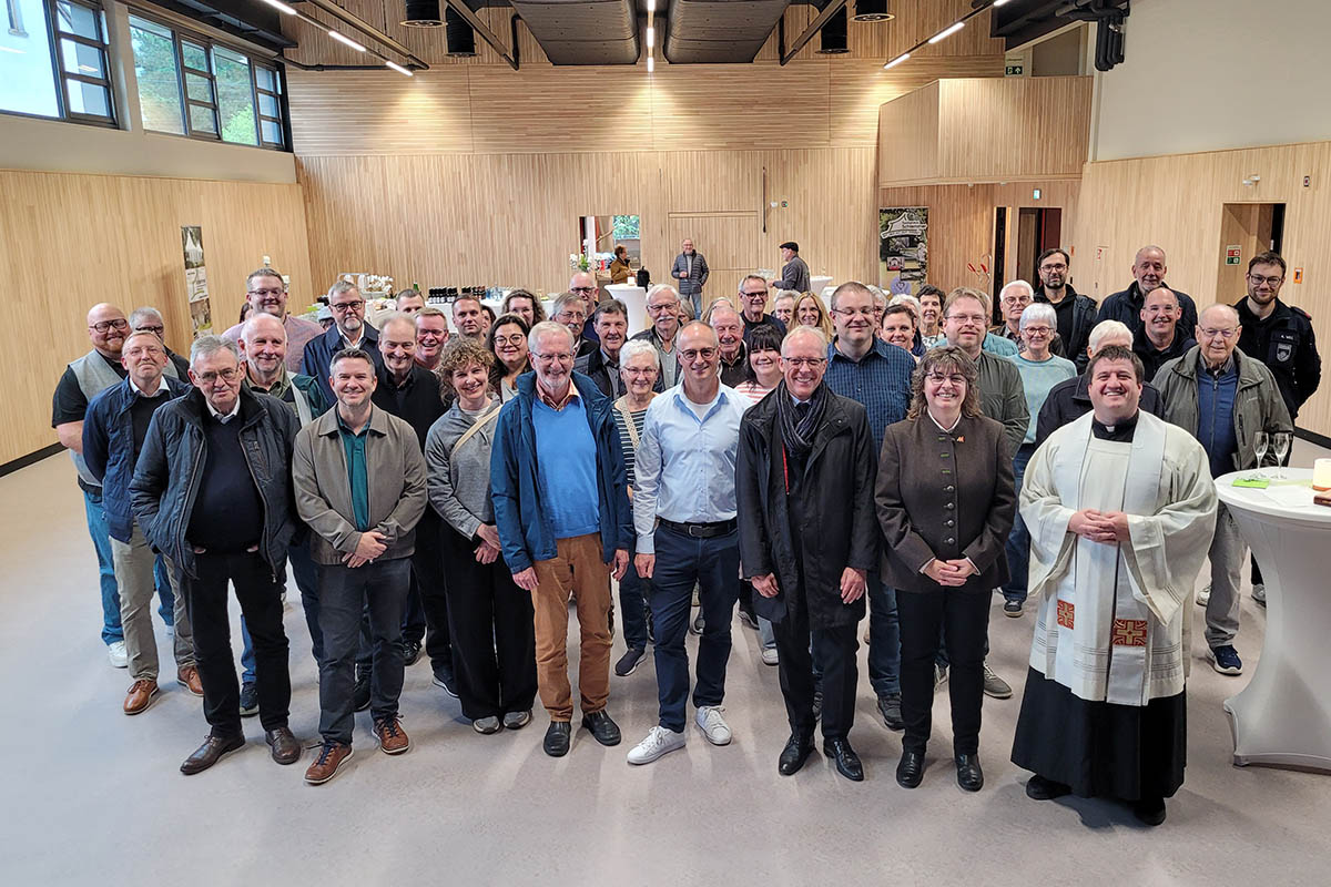 Gemeinsam in die Zukunft: Die Verantwortlichen und geladenen G�ste versammeln sich zur Einweihung in der modernisierten Halle des Dorfgemeinschaftshauses Elgendorf. Fotos: VG Montabaur, Viola Marschall
