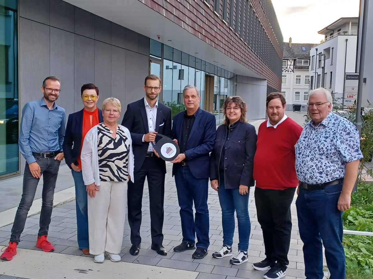 Die Schl�ssel�bergabe markiert noch nicht die Ziellinie, aber doch einen gro�en Meilenstein im Projekt Verbandsgemeindehaus. Mit dabei waren die Fraktionsvorsitzenden im Verbandsgemeinderat, Stadtb�rgermeisterin Melanie Leicher sowie B�rgermeister Ulrich Richter-Hopprich und Architekt Ole Flemming. (Foto: VG Montabaur / Christina Wei�)