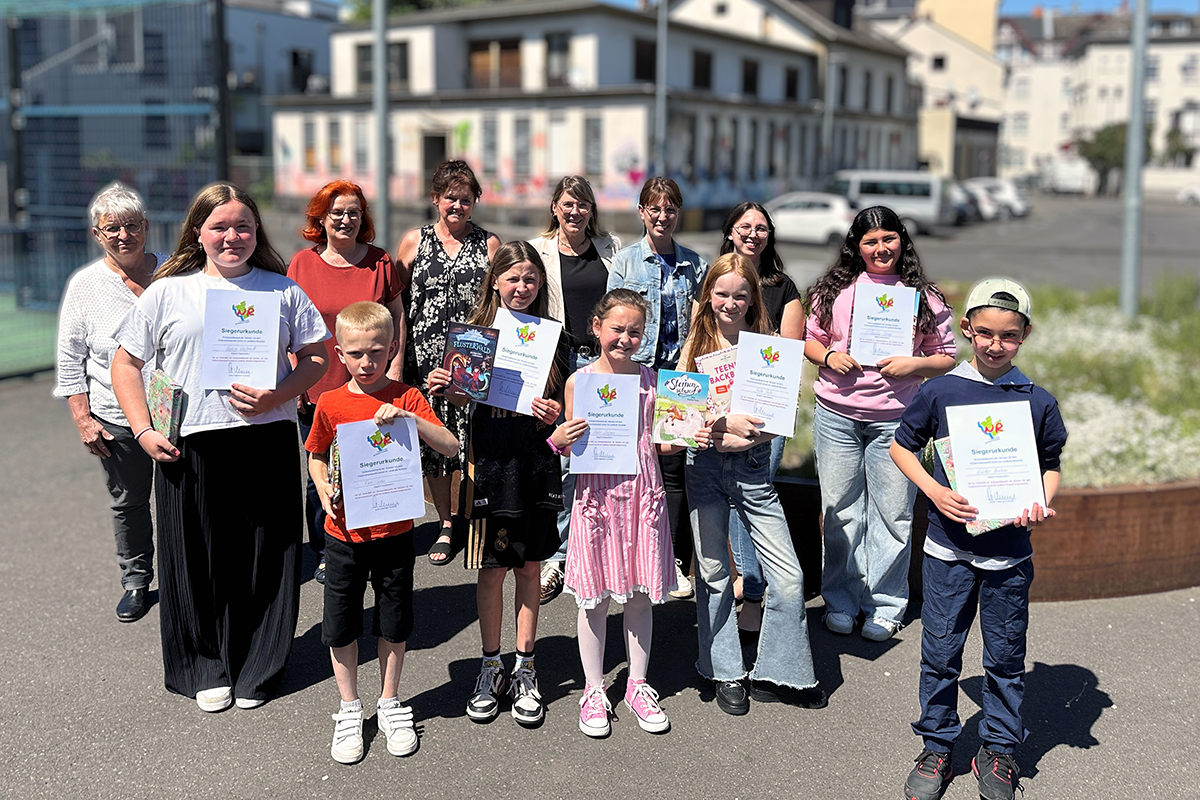 Besonders stolz nahmen die Klassensiegerinnen und -sieger des Vorlesewettbewerbs der Frderschulen mit dem Schwerpunkt Lernen im Landkreis Neuwied ihre Siegerurkunden von der Jury entgegen. Foto: Thomas Herschbach