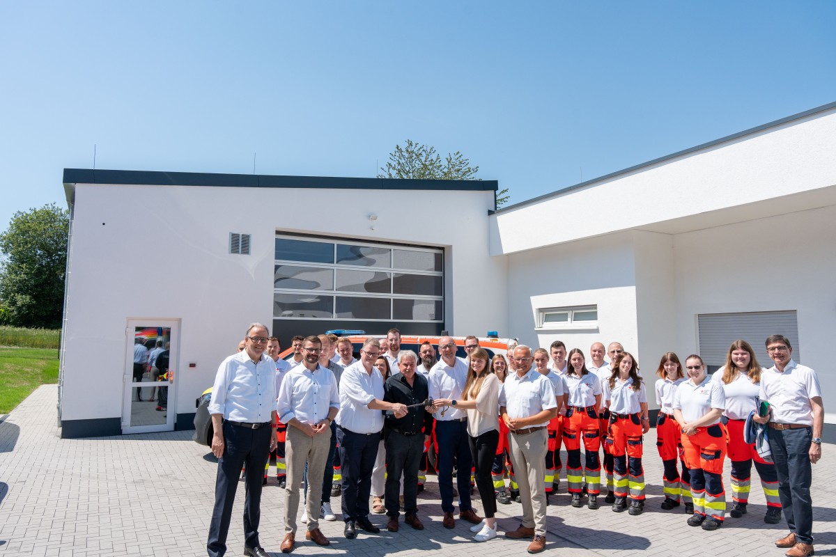Mit Landrat Achim Hallerbach und dem neuen Staatssekret�r in rheinland-pf�lzischen Innenministerium Dirk Herber an der Spitze wohnten eine Reihe prominenter Repr�sentanten aus Politik, Wirtschaft und Gesellschaft der Einweihung der neuen DRK-Rettungswache in Linz bei. (Foto: Thomas Herschbach)