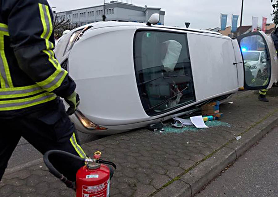 Neuwied: Pkw kippte um - Feuerwehr musste Fahrerin befreien