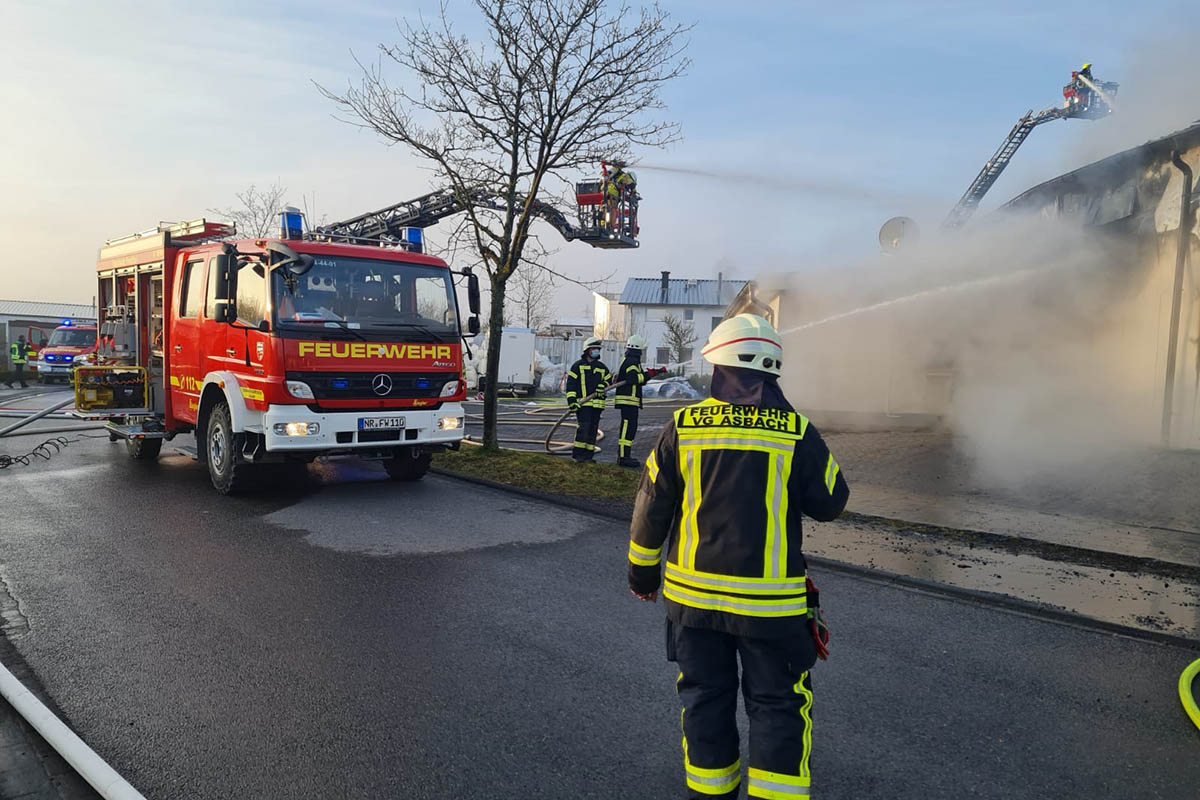 Großbrand vernichtet Lagerhalle in Fernthal
