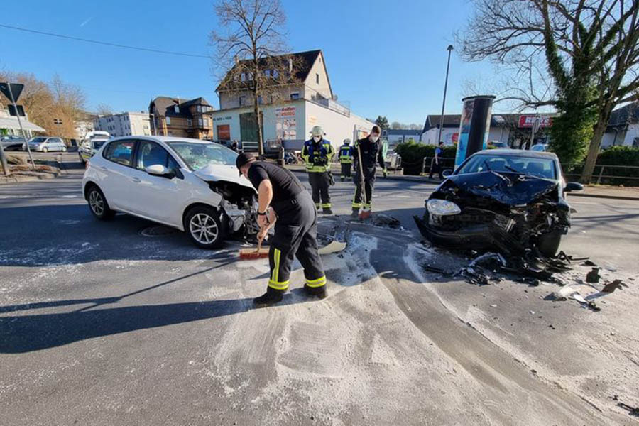 Unfall mit drei Fahrzeugen und drei Verletzten 