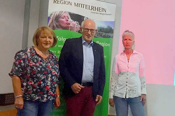 Von links: Gabriele Lahr, Leiterin der Auenstelle Asbach der Kreis-Volkshochschule, Werner Schmitt und Sigrun Birkelbach. Foto: pr