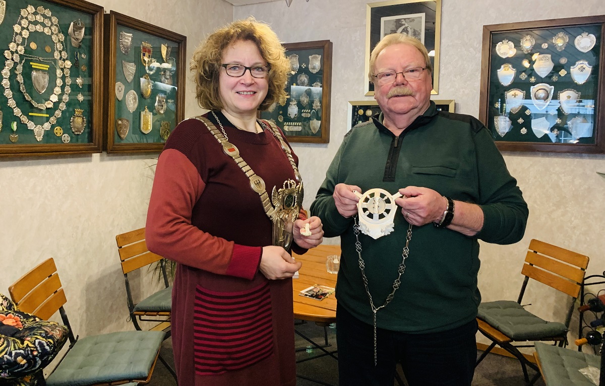 Die 1. Bundesknigin Andrea Reiprich aus Waldbreitbach besuchte Peter Goeth, den legendren Kunstschmied des Schtzenwesens in dessen Werkstatt in Vallendar. (Foto: HOERB Kommunikation)