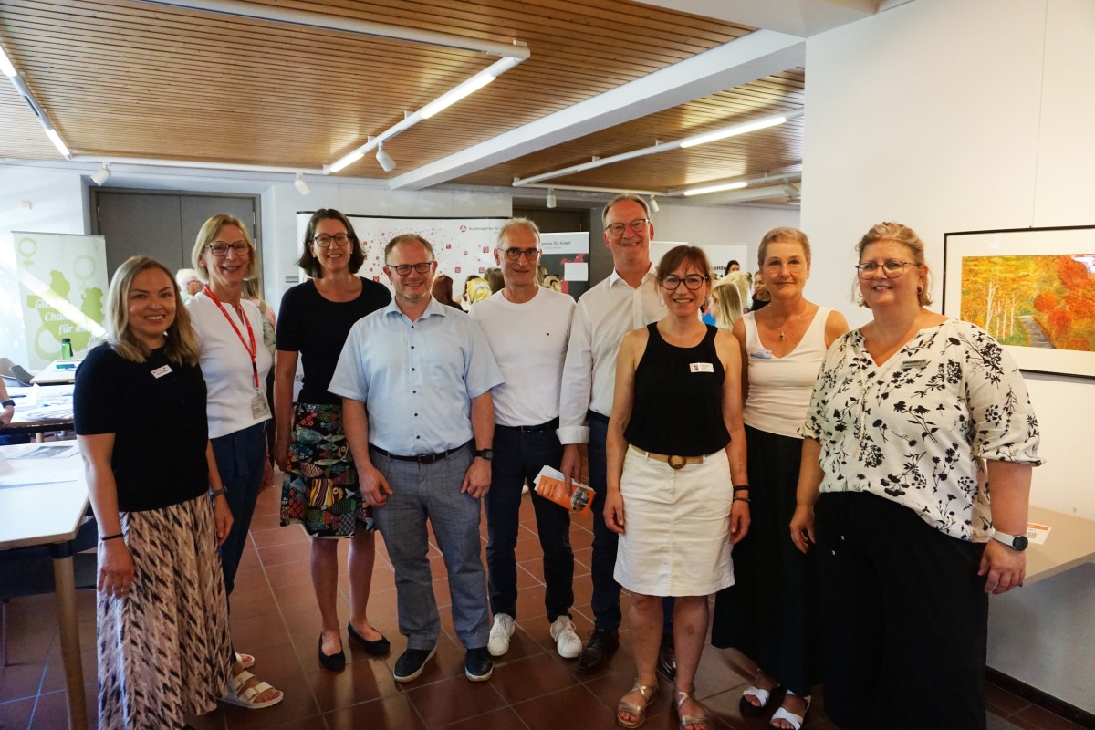 Gemeinsam f�r mehr Chancengleichheit: Friederike Henrichsen (Beauftragte f�r Chancengleichheit am Arbeitsmarkt, Agentur f�r Arbeit), Claudia Simonis (Beauftragte f�r Chancengleichheit am Arbeitsmarkt, Jobcenter), Jennifer Welker (Leiterin des Mehrgenerationenhauses Neuwied), Daniela Kiefer (Gleichstellungsbeauftragte des Landkreises Neuwied), Stephanie Stavenhagen (Gleichstellungsbeauftragte der Stadt Neuwied), Oberb�rgermeister Jan Einig, Theo Krayer (Gesch�ftsf�hrer Jobcenter), Ralf Knopp (Gesch�ftsf�hrer Operativ der Agentur f�r Arbeit) und Isabelle F�rstin zu Wied beim Frauen-Infotag im Mehrgenerationenhaus Neuwied (Foto: Julia Hinz/Kreisverwaltung Neuwied)