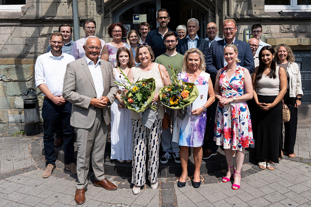 Das �Doppel Z� verabschiedet sich: Landrat Achim Hallerbach dankte Ursula Zimmermann und Helga Zoltowski f�r 46 Jahre Engagement und Treue zur Kreisverwaltung Neuwied. Foto: Julia Hinz / Kreisverwaltung Neuwied