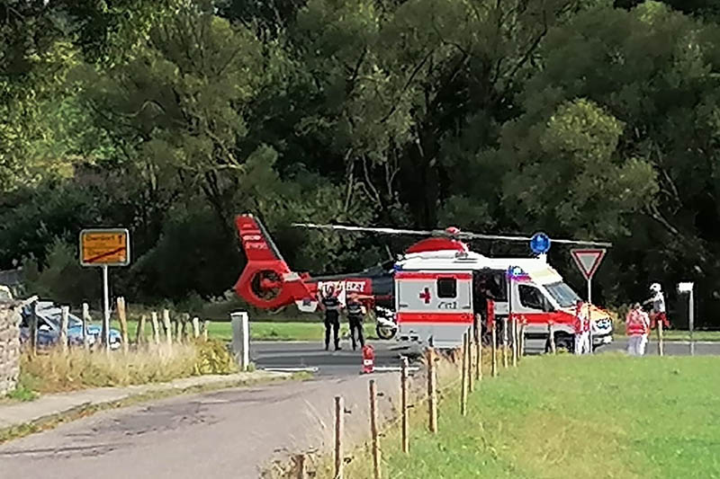 Motorradfahrerin strzt schwer - Rettungshubschrauber im Einsatz