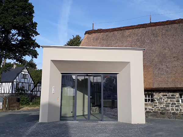 Der Eingang des Landschaftsmuseums Westerwald zeigt sich in neuem Gewand. (Foto: Pressestelle der Kreisverwaltung)