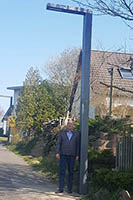 Ortsbrgermeister Martin Buchholz besichtigt die neu platzierten Leuchten. Foto: Antje Stascheit