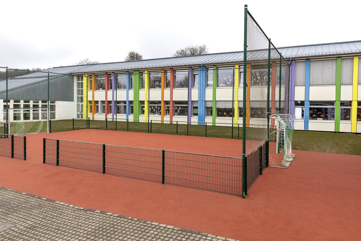 Kunststoffbelag des Kleinspielfeldes der Wolfsteinschule Bad Marienberg erneuert