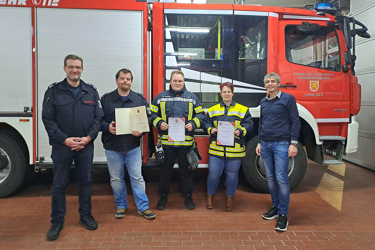 Ernennungen, Befrderungen und Ehrungen nahmen Wehrleiter Grttner (links) und Brgermeister Henrich (rechts) vor. Im Bild: Nicole Griffel (Feuerwehrfrau), Felix in het Panhuis (Atemschutzgertewart/Mitte) und Simon Brcker (Ehrung fr 15 Jahre bei der Feuerwehr). Fotos: Silvia Patt
