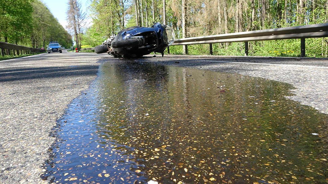 Motorradunfall auf L318  bei Unfallaufnahme wird Mann angefahren