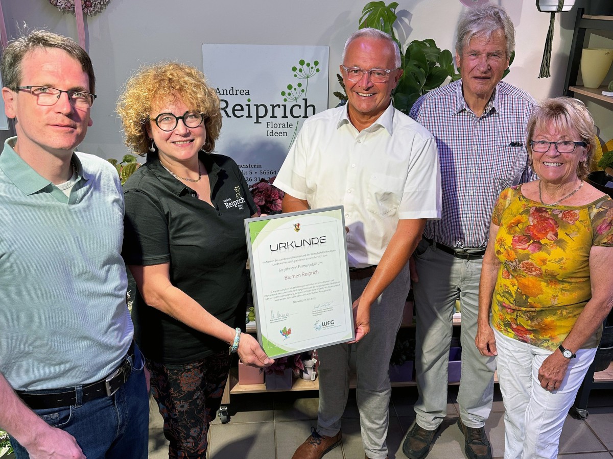 Landrat Achim Hallerbach und Kreiswirtschaftsfrderer Harald Schmillen gratulierten Justus Reiprich und Ehefrau Helga sowie Tochter und Inhaberin Andrea Reiprich zum 60-jhrigen Bestehen von Blumen Reiprich. (Fotos: Martin Boden/Kreisverwaltung Neuwied)
