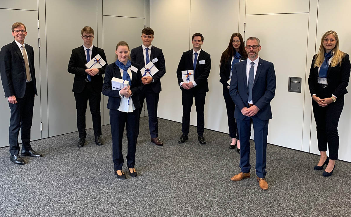 Als Willkommensgeschenk berreichte der Vorstand den Auszubildenden ein neues iPad. V.l.: Michael Kuch (Vorstand VR Bank Rhein-Mosel eG), Joshua Dannenberg, Leonie Zimmermann, Florian Schwab-Gerl, Constantin Caspers, Lara Maria Supan, Matthias Herfurth (Vorstand VR Bank Rhein-Mosel eG), Stefanie Ullner (Personalabteilung). Foto: VR Bank