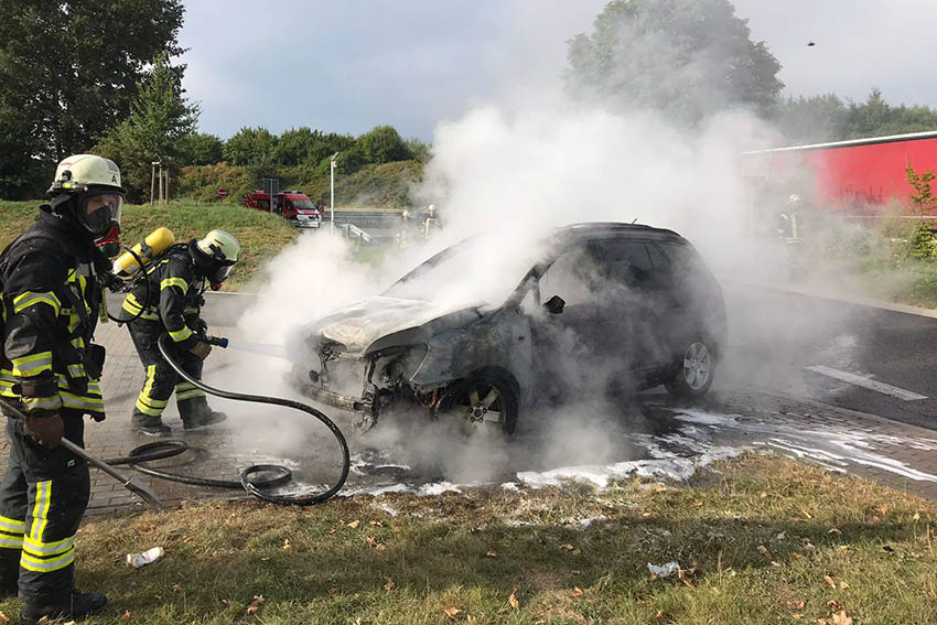 PKW brennt auf Rastplatz Mrkerwald aus