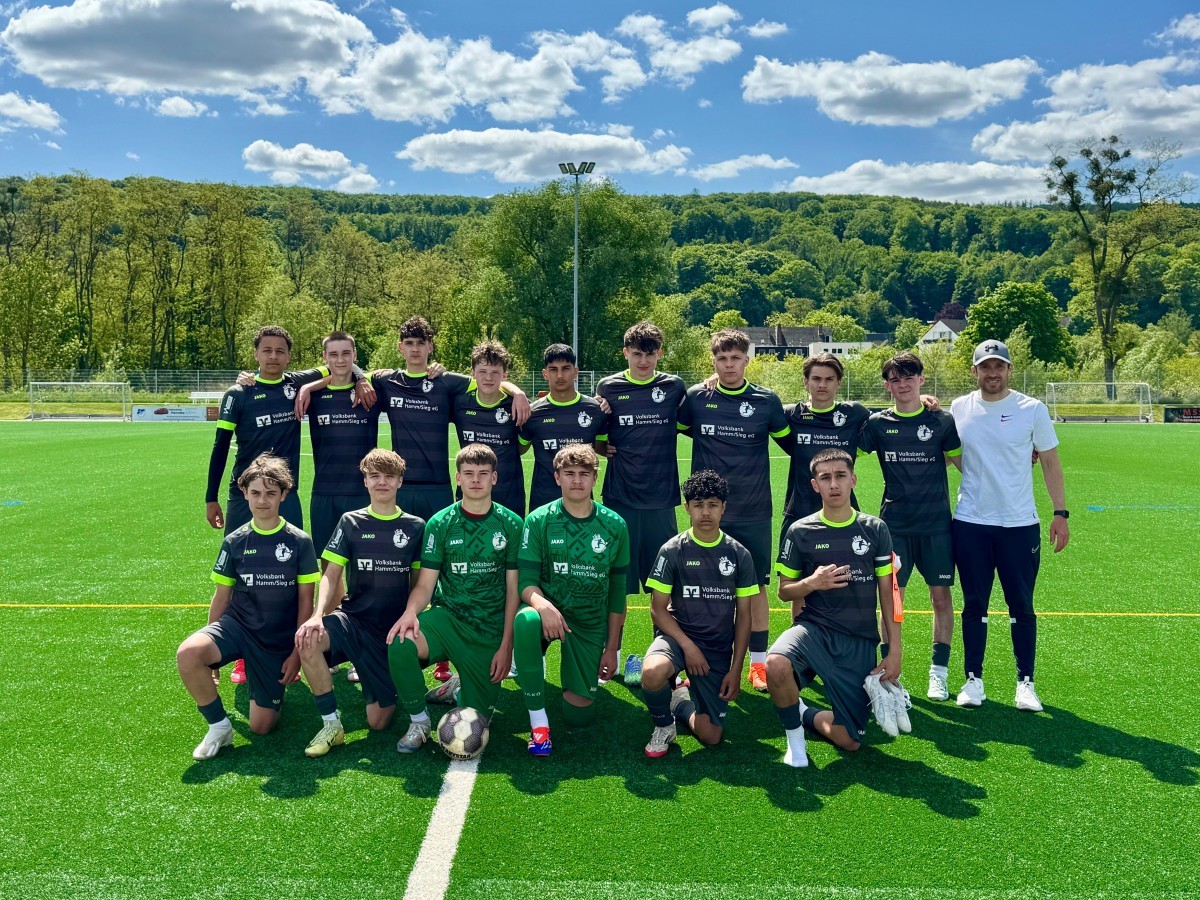 Das erfolgreiche U17 Team der IGS mit Sportlehrer Max Hitzel (Foto: Max Hitzel)