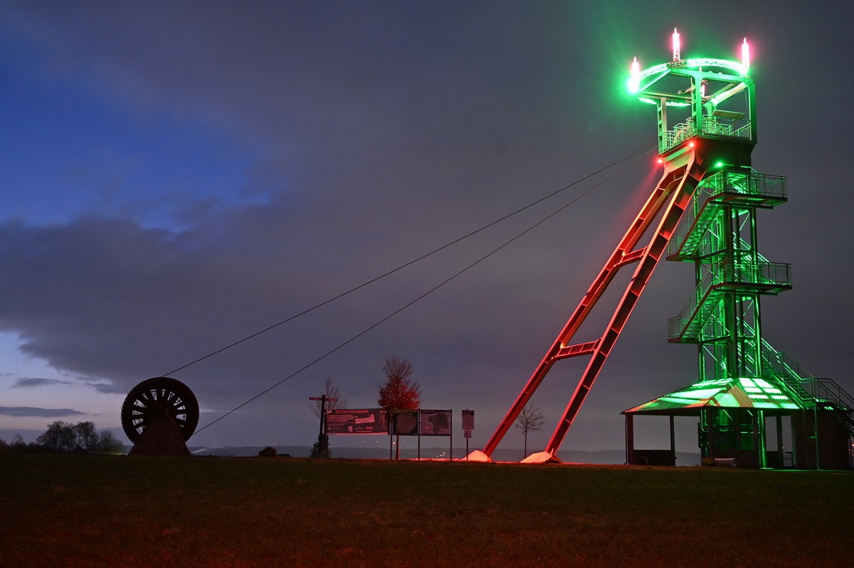 Der Barbaraturm in Malberg leuchtet wieder