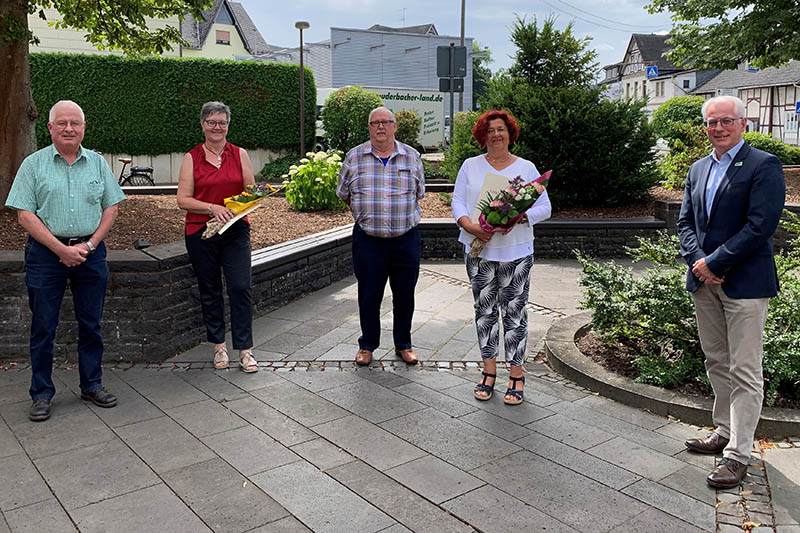 Von links: Werkleiter Eckhard Gnner, Heike Scheld, 2. Beigeordneter Karl-Werner Bierbrauer, Anette Bremer, Brgermeister Volker Mendel. Foto: VG Puderbach