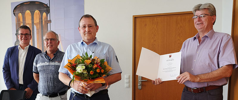 Stadtinspektor Harald Phillips (2. von rechts) ist seit 40 Jahren im Dienst. Foto: Stadt Neuwied
