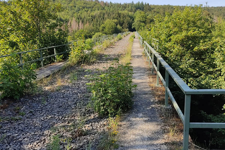 Barrikaden erschweren den verbotenen Zutritt zur Brcke. Die Gleise wurden schon vor Jahren entfernt. Damit ist das einst so stolze Bauwerk dem Verfall preisgegeben. Fotos: Reinhard Panthel