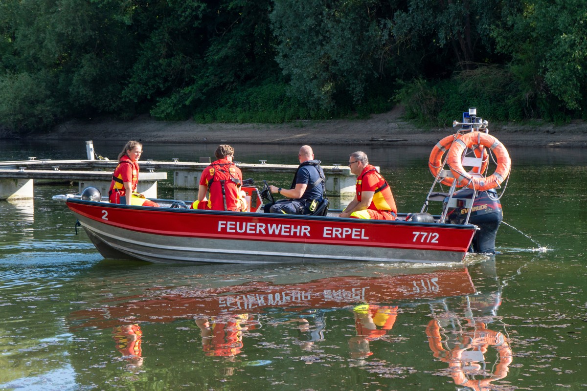 Einsatzkr�fte der Feuerwehr Erpel und der DLRG Bad Honnef-Unkel e.V. bei der �bergabe des Rettungsbootes (Foto: Jannis.Media)