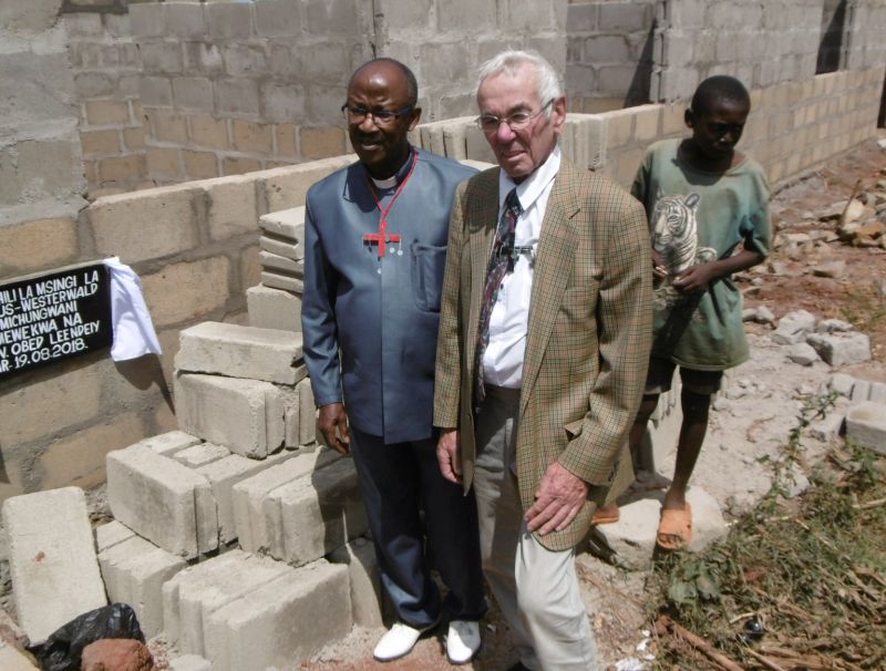 Eberhard Strder mit Helfern vor Ort beim Bau der Schule mit angeschlossenem Internat. Fotos: privat