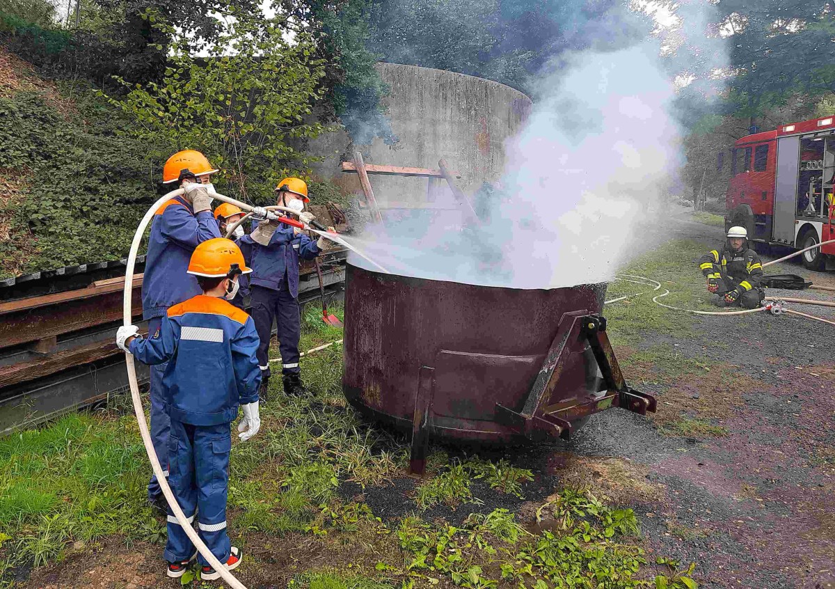 Unter Aufsicht der erfahrenen Feuerwehrkr�fte l�schte der Nachwuchs ein Feuer (Fotos: Bernhard Theis)