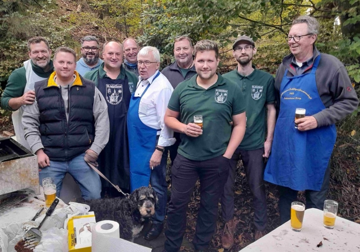 Am Ende waren die Sch�nsteiner Sch�tzenbr�der zufrieden mit dem Andrang bei ihrem traditionellen Kartoffelfest. (Foto: Bernhard Theis)