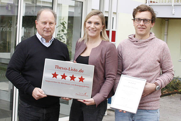 Freuen sich ber den vierten Stern: Einrichtungsleiter Frank-Ulrich Kron, Freia Deharde von der Thomas Hilfen GmbH, und Pflegedienstleiter Torsten Muscheid (von links). Fotos: Anja Loudovici