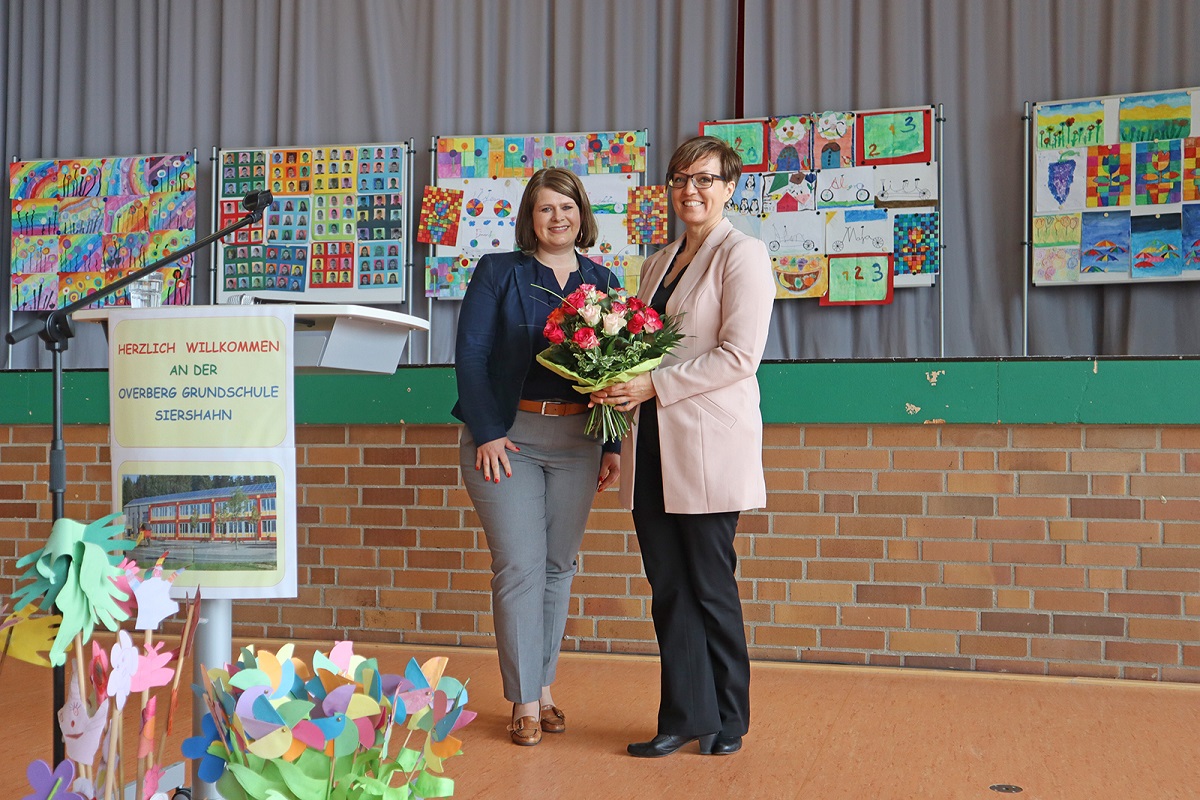 Mit lobenden Worten hieß Alexandra Marzi die neue Rektorin der Overberg Grundschule in ihrem Amt willkommen (Foto: Annette Brach/ VG Wirges)