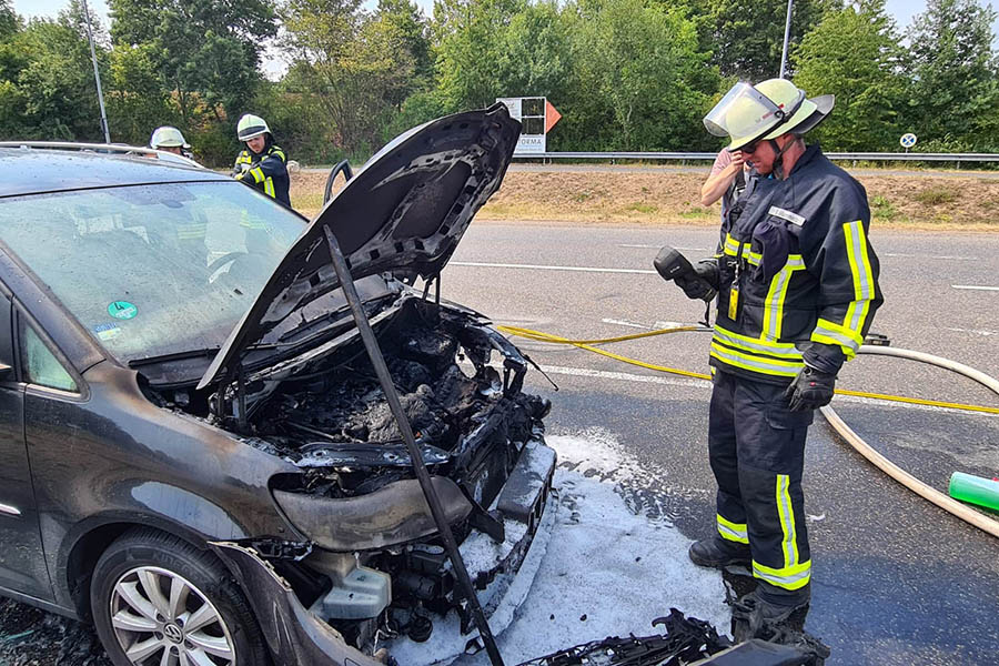 PKW-Brand am Feuerwehrgertehaus Oberbieber