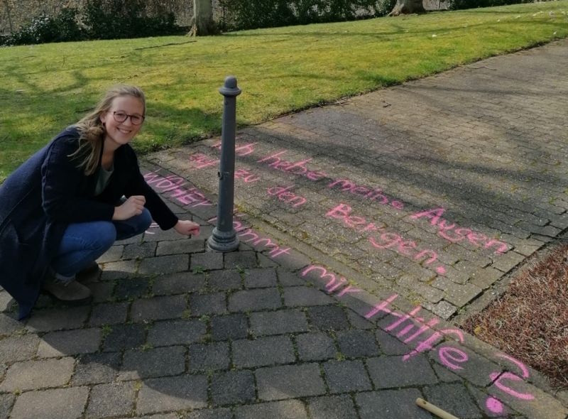 Vikarin Viola Minge schreibt vor der Kirche in Hhr-Grenzhausen einen Psalm auf das Pflaster. Fotos: privat