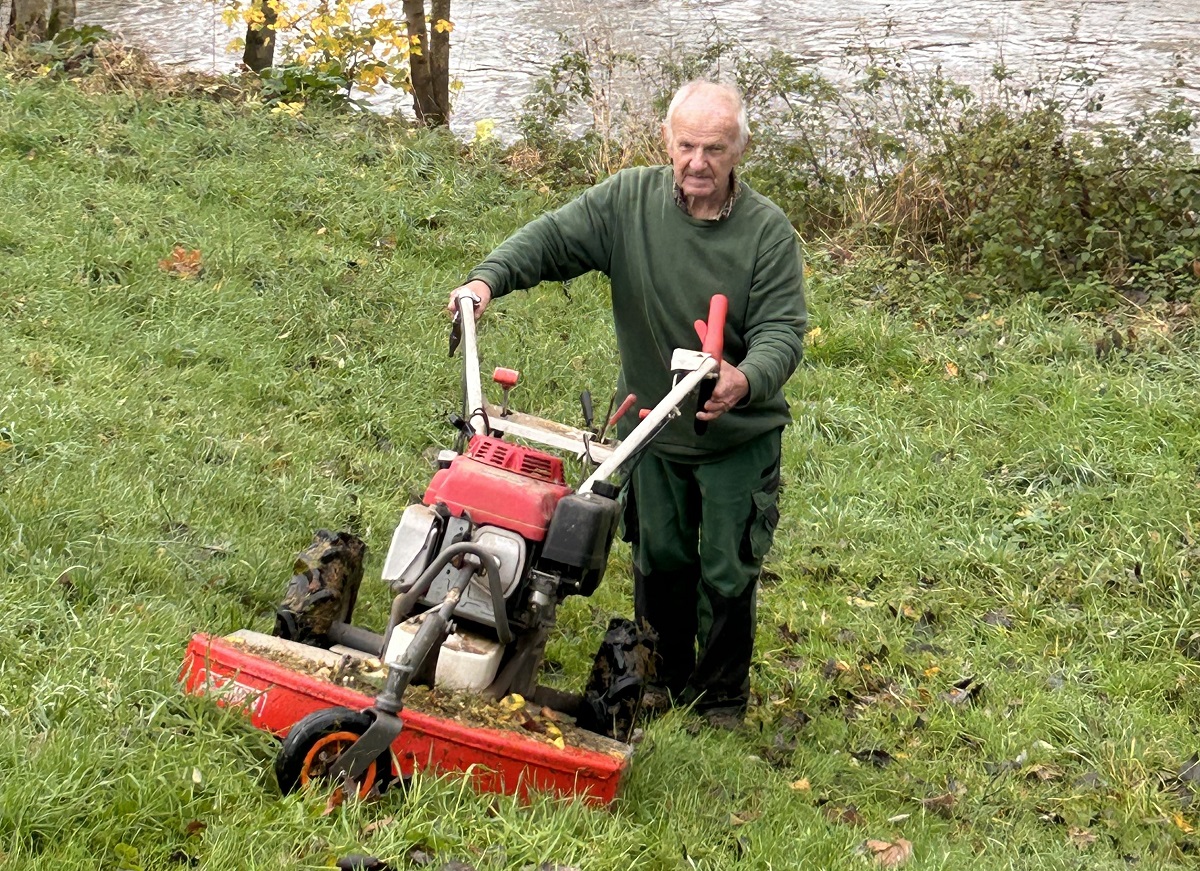So kennt man ihn: Von morgens bis abends, zu allen Jahreszeiten pflegt Norbert Scharenberg seit 50 Jahren die Flora in und um Robach. (Foto: Gemeinde Robach)