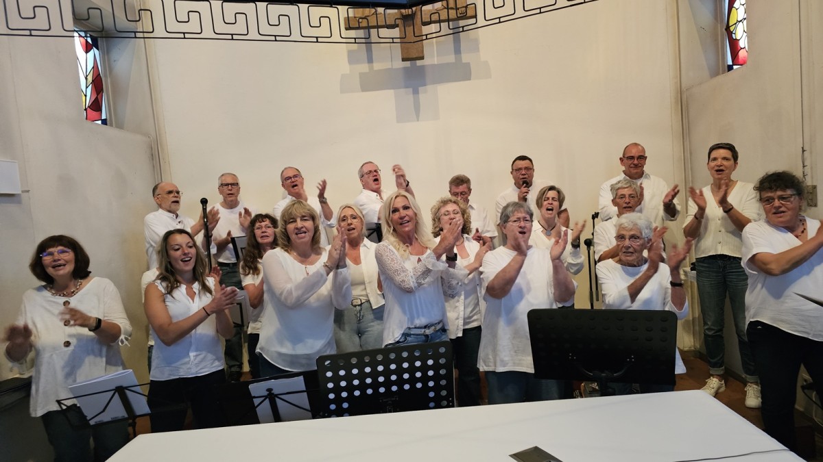Foto: Ensemble Schne Tne und Chorleiter Matthias Merzhuser.