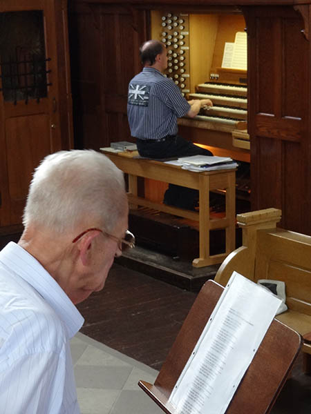 Ralf Cieslik an der Orgel und Hermann Lamay beim Gesang. Fotos: pr