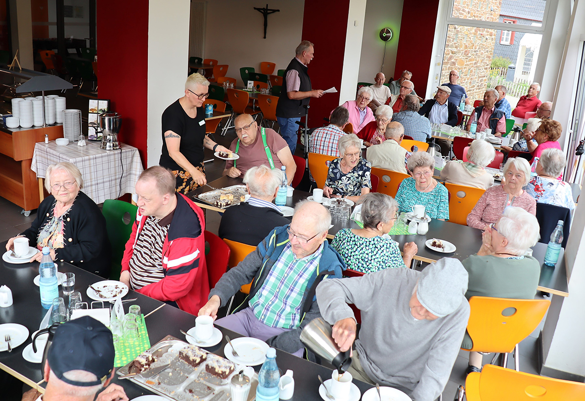 Die hochaltrigen Gäste der 555er fühlten sich im Karlsheim am Gelbach beim Heimatquiz mit Kaffee und Kuchen sichtlich wohl. Foto: Uli Schmidt