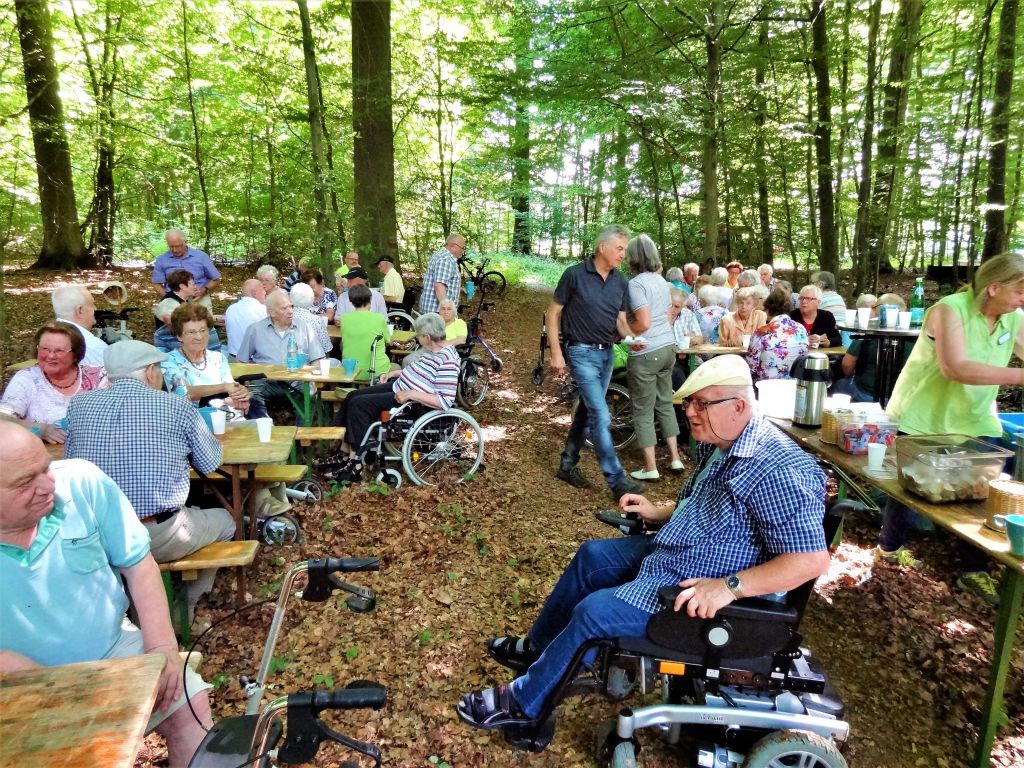 Senioren freuen sich auf Spaziergang und Wald-Caf 