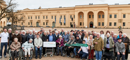 Auf dem Hof der Festung Ehrenbreitstein stellten sich die 555er mit Begleitpersonen und Vertretern der Spielvereinigung Horbach dem Fotografen. (Foto: Sascha Dittscher) 