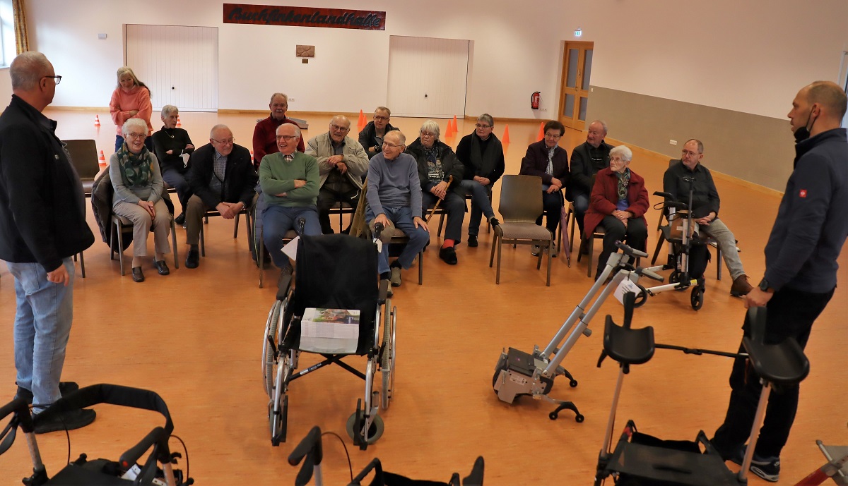 In der Buchfinkenlandhalle in Hbingen wre noch viel Platz fr viele interessierte Senioren gewesen, als es um das Thema Mobilittshilfen fr ltere Menschen ging. (Foto: 555er)