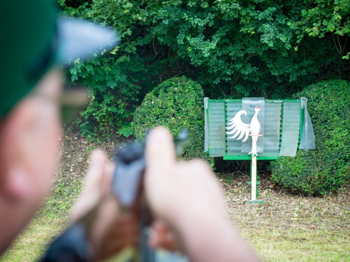 Das Objekt der Begierde. Hobbyschreiner und Vorstandsmitglied Martin Theis hat den Knigsvogel in mhevoller Handarbeit gefertigt. (Foto: Florian Marhfer)