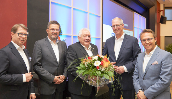 Ehrung fr den langjhrigen Aufsichtsrat Wilfried Ehrenstein (Mitte) durch die Bankvorstnde (von links) Andreas Tillmanns, Markus Kurtseifer, Wilhelm Hser und Dr. Ralf Klbach. (Foto: Westerwald Bank/Matthias Ketz)