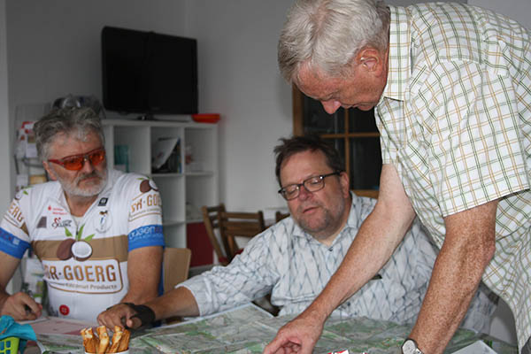 Brgermeister Gerhard Loos, Landesbehindertenbeauftragter Matthias Rsch und Forumssprecher Uli Schmidt werten die Ergebnisse der Radwegeerkundung aus.
