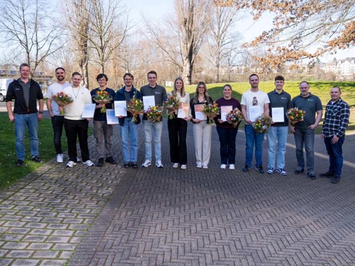 Freuen sich �ber den erfolgreichen Ausbildungsabschluss: (Von links) die Ausbilder Joachim Mallmann und Nico Sartorius sowie die ausgelernten Auszubildenden Lennart Rams, Benjamin Brauch, Sebastian Spitzley, Sebastian Kloft, Katharina Hain, Laura Mahncke, Johanna Jung, David Juchem und Jan Niclas Franzius sowie die Ausbilder Florian Arzb�cher und Michael Zentner. (Foto: Niklas Oster/evm)
