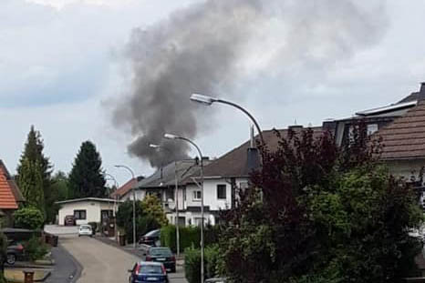 Schon auf der Anfahrt konnten die Wehrleute die starke Rauchentwicklung sehen. Foto: Feuerwehr St. Katharinen. 