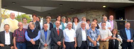 50 Jahre nach ihrer Erstkommunion im Jahr 1968 feierten 36 Frauen und Mnner in Betzdorf-Bruche ihre Goldkommunion. (Foto: privat)