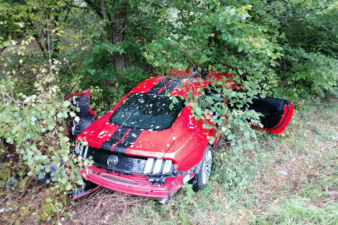 18-Jhriger kommt mit Sportwagen von Strae ab  mehrere Verletzte 