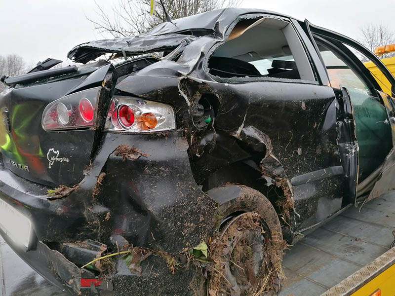 Seat-Fahrer kommt von Strae ab und wird schwer verletzt